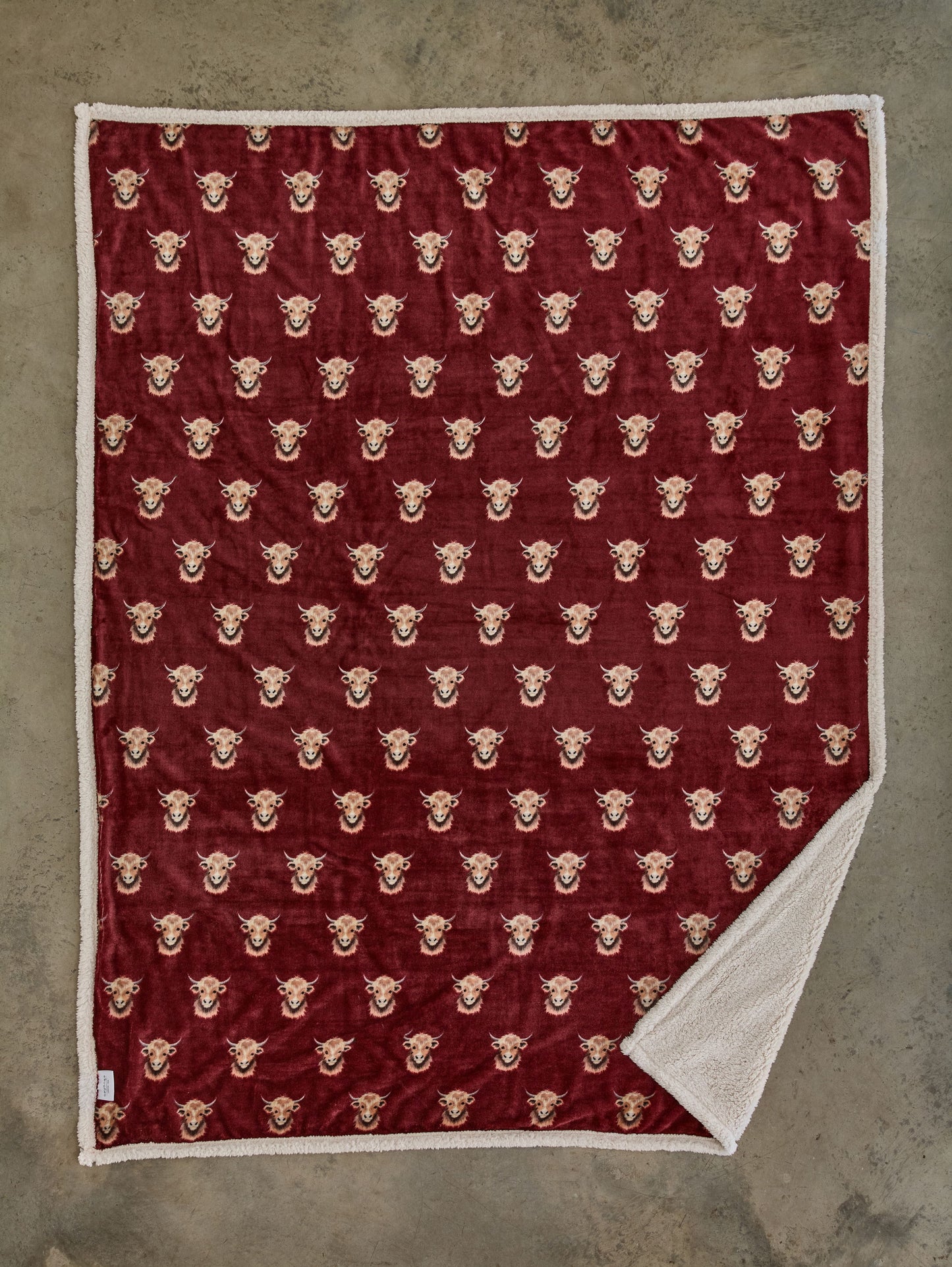 Supersoft Sherpa Reverse Highland Cow Design Throw in Mulberry