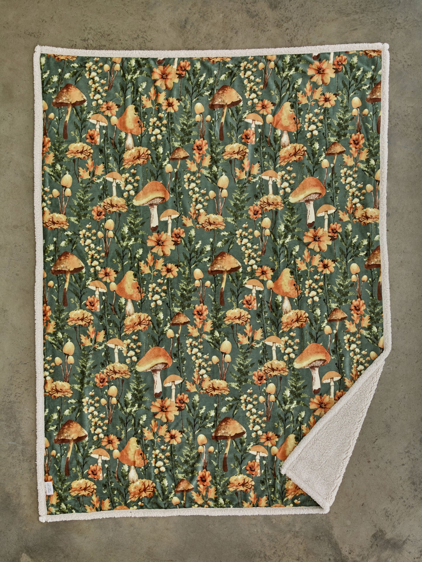 Supersoft Sherpa Reverse Mushroom Design Throw in Green
