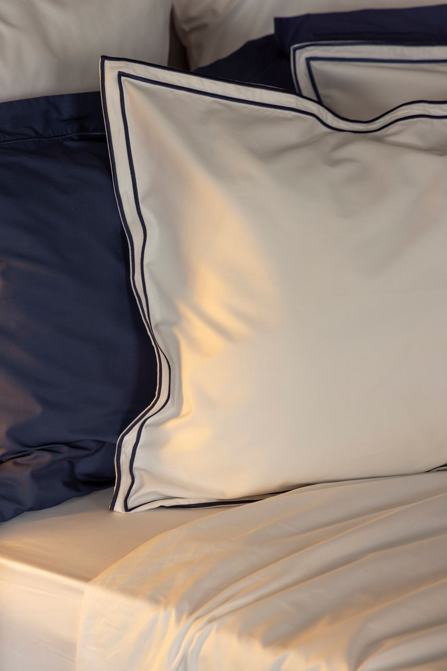 Egyptian Cotton Savoy Duvet Cover Set in White & Navy Blue