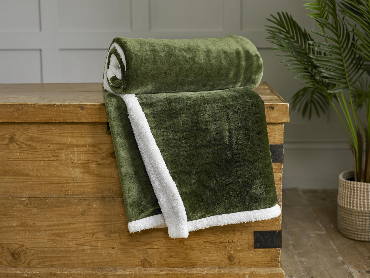 Supersoft Blackbrook Plush Throw in Olive Green