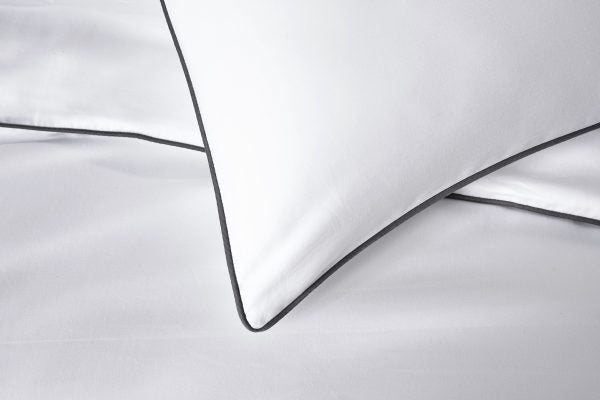 400 Thread Count Piped Duvet Cover Set in White & Navy Blue