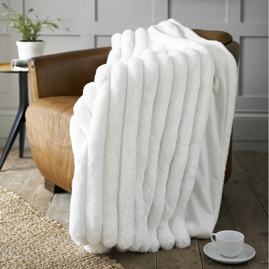 Supersoft Faux Fur Throw Blanket in Arctic White