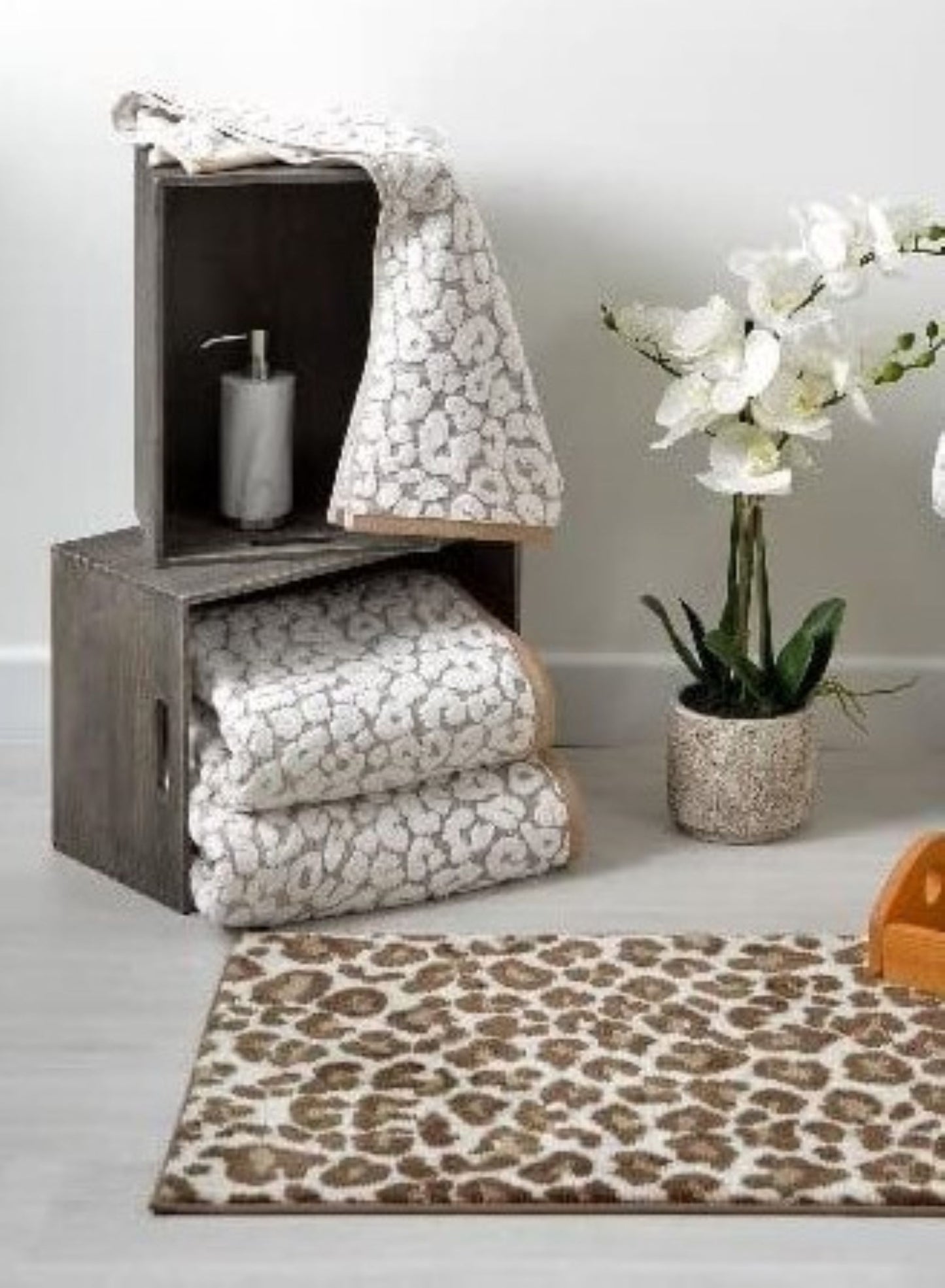 Leopard Jacquard Design Bath Towels in Natural