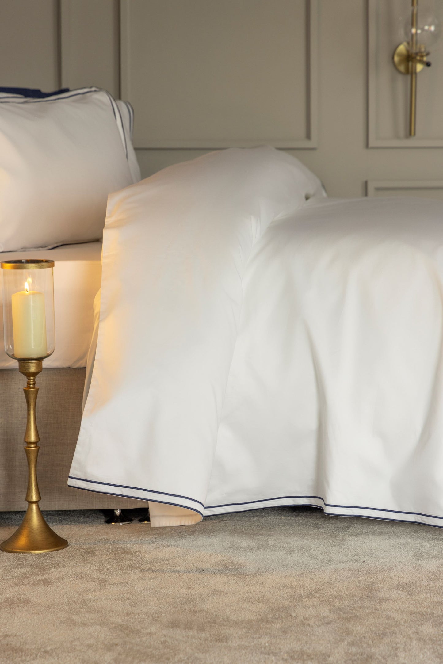 Egyptian Cotton Savoy Duvet Cover Set in White & Navy Blue