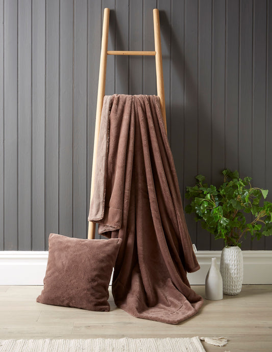 Ultra Plush Throw in Mocha