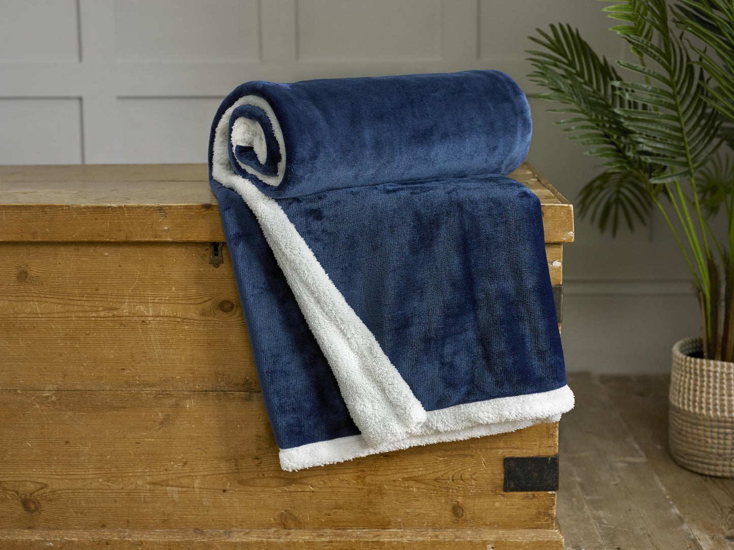 Supersoft Blackbrook Plush Throw in Navy Blue